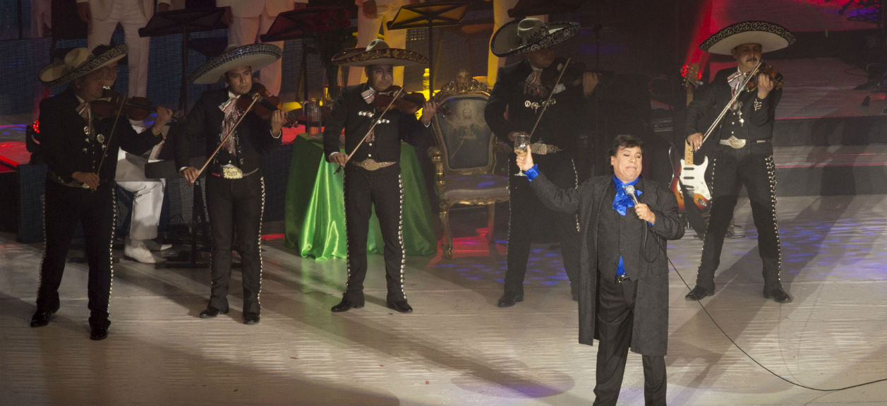 Juan Gabriel hace striptease en concierto