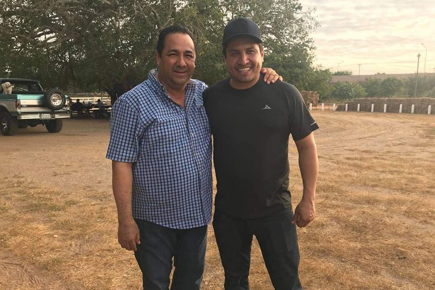 JULIÓN ÁLVAREZ Y FERNANDO PUCHETA, ALCALDE DE MAZATLÁN PREPARAN UNA PARRILLADA