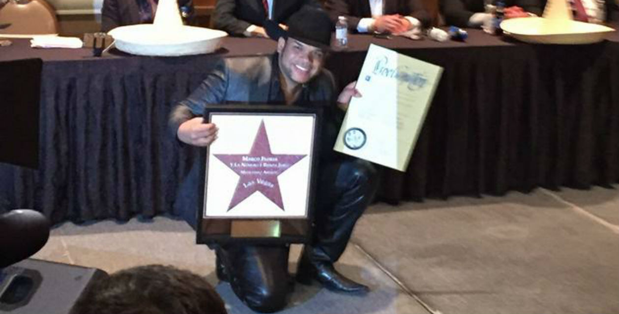 Marco Flores recibe estrella en Las Vegas