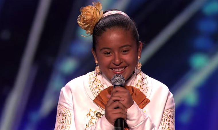 ¡NIÑA CANTA MARIACHI EN EU Y SE HACE VIRAL!
