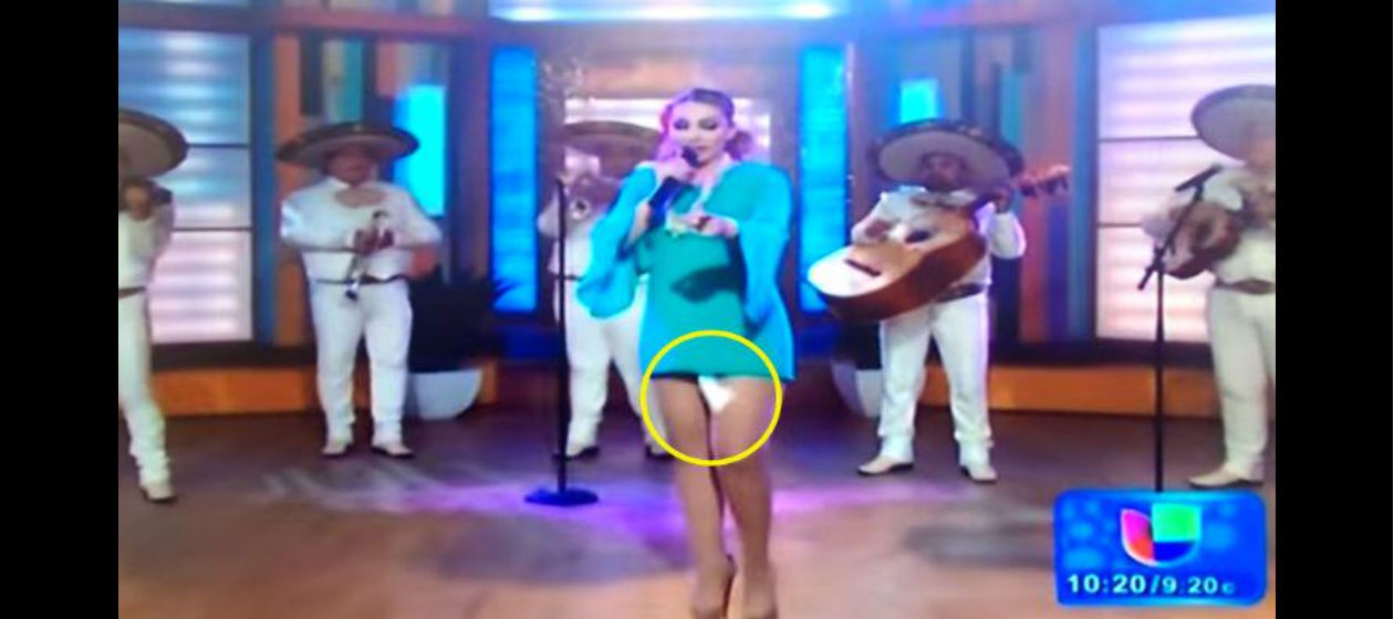 ¡Se le cae la toalla sanitaria a Paty Navidad en vivo!