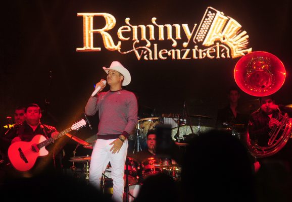 REMMY VALENZUELA OFRECE EXITOSO CONCIERTO EN LA CIUDAD DEL SOL