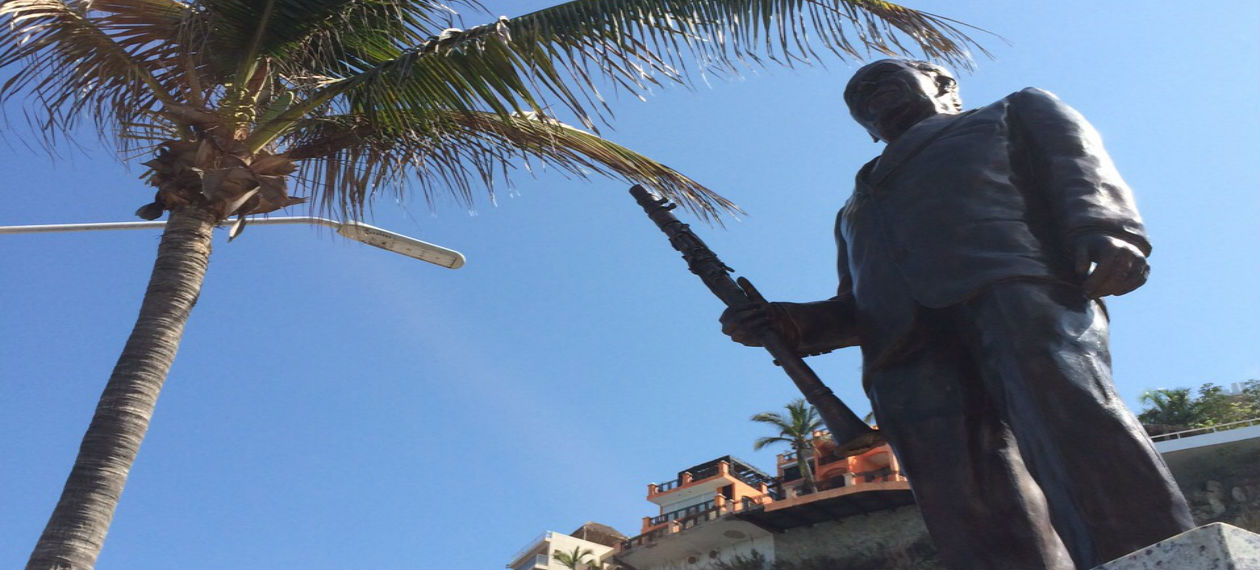 Develan estatua de Don Salvador Lizárraga en Sinaloa