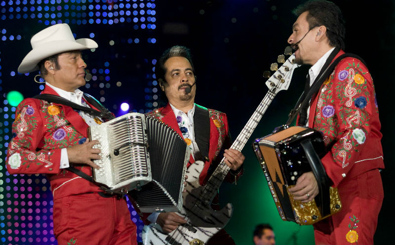 Los Tigres del Norte homenajeados en el estadio Azteca