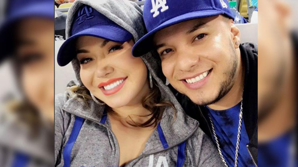 CHIQUIS RIVERA Y LORENZO MÉNDEZ DESFILAN EN LA ALFOMBRA DE LOS LATIN GRAMMY