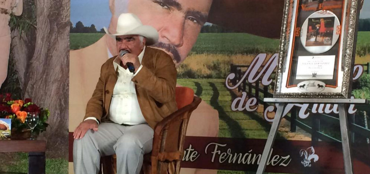 Vicente Fernández recibe disco de diamante